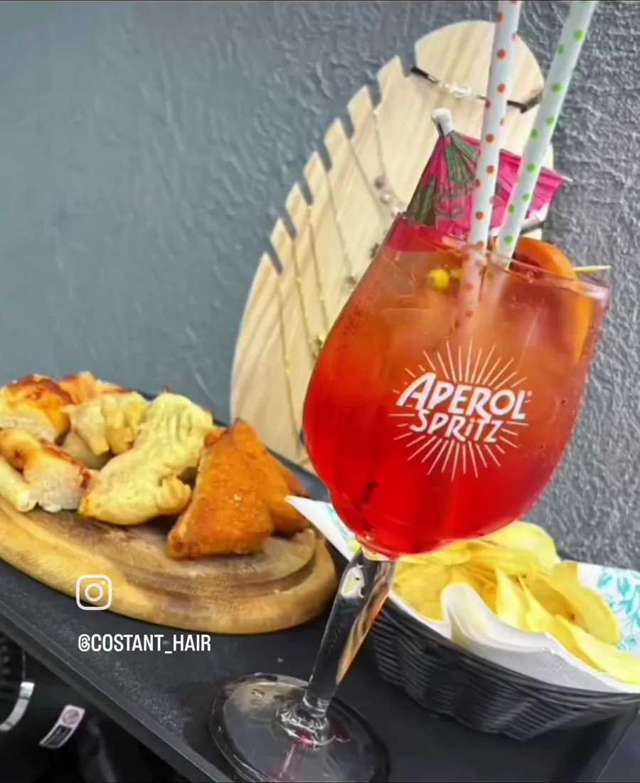 Aperitivo con spritz e stuzzichini servito in salone