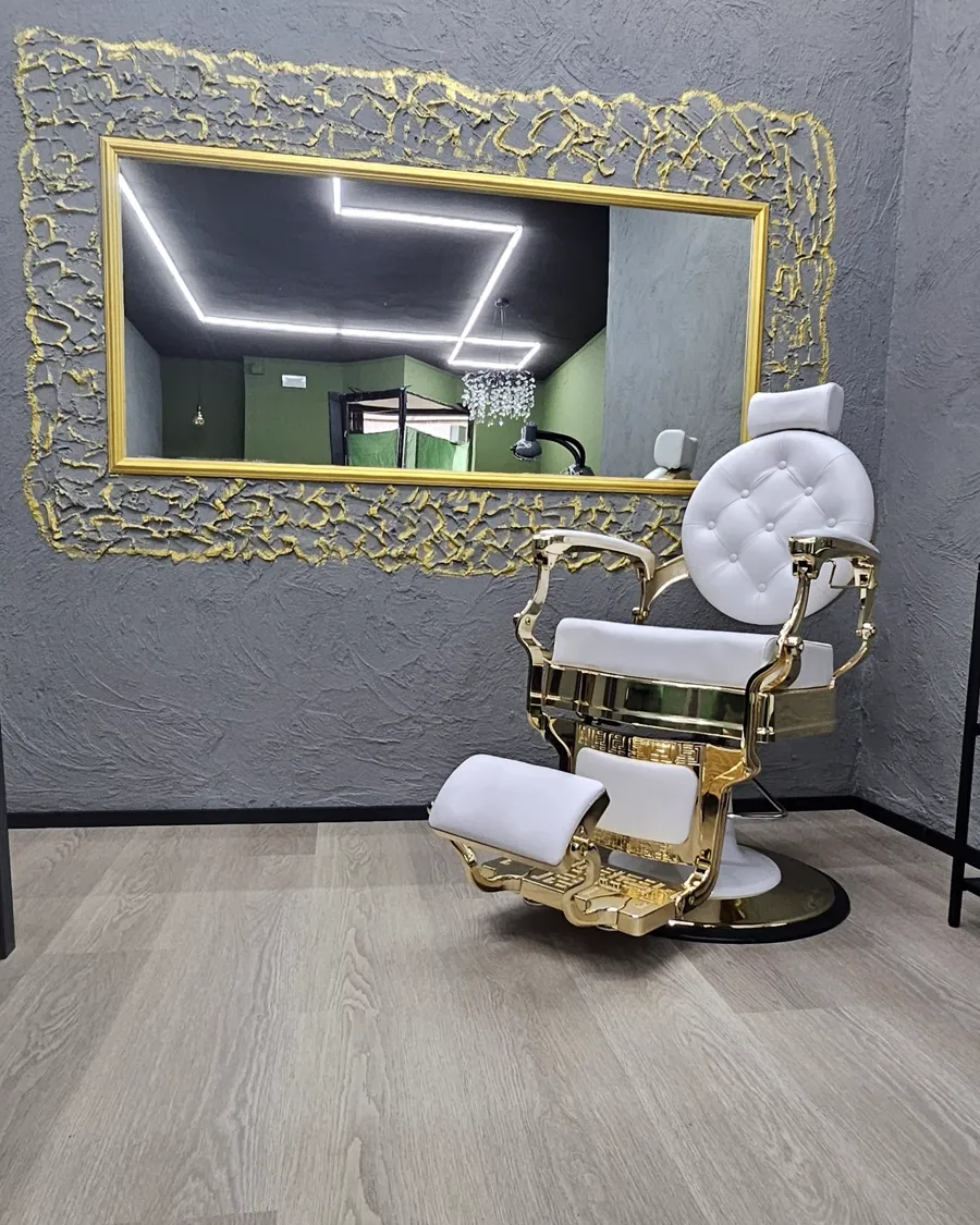 La poltrona del salone davanti allo specchio dorato