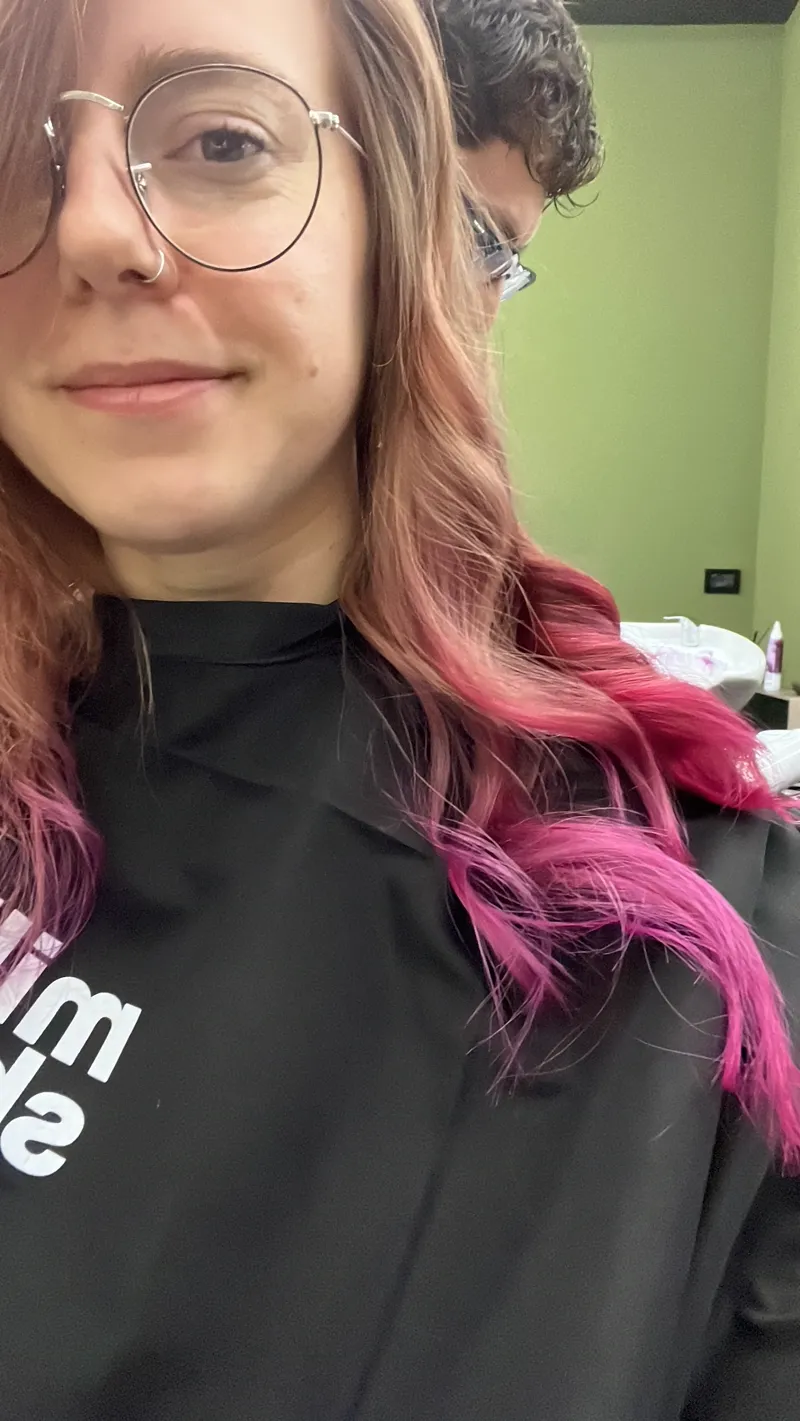 Capelli rosa cipria su base scura, lunghezze mosse