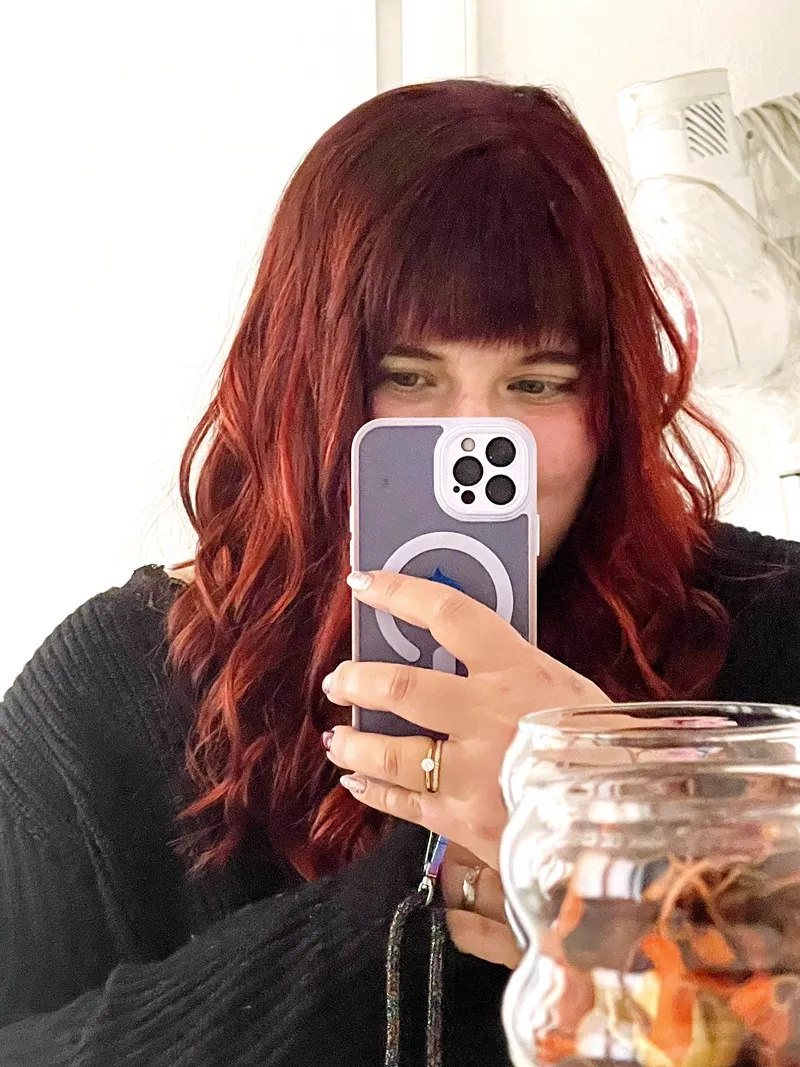 Rosso profondo con frangia netta