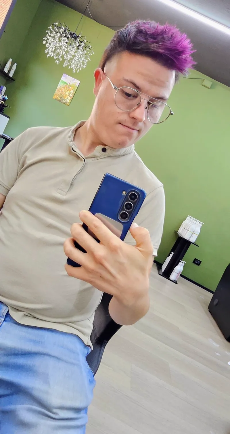 Taglio corto colorato di viola